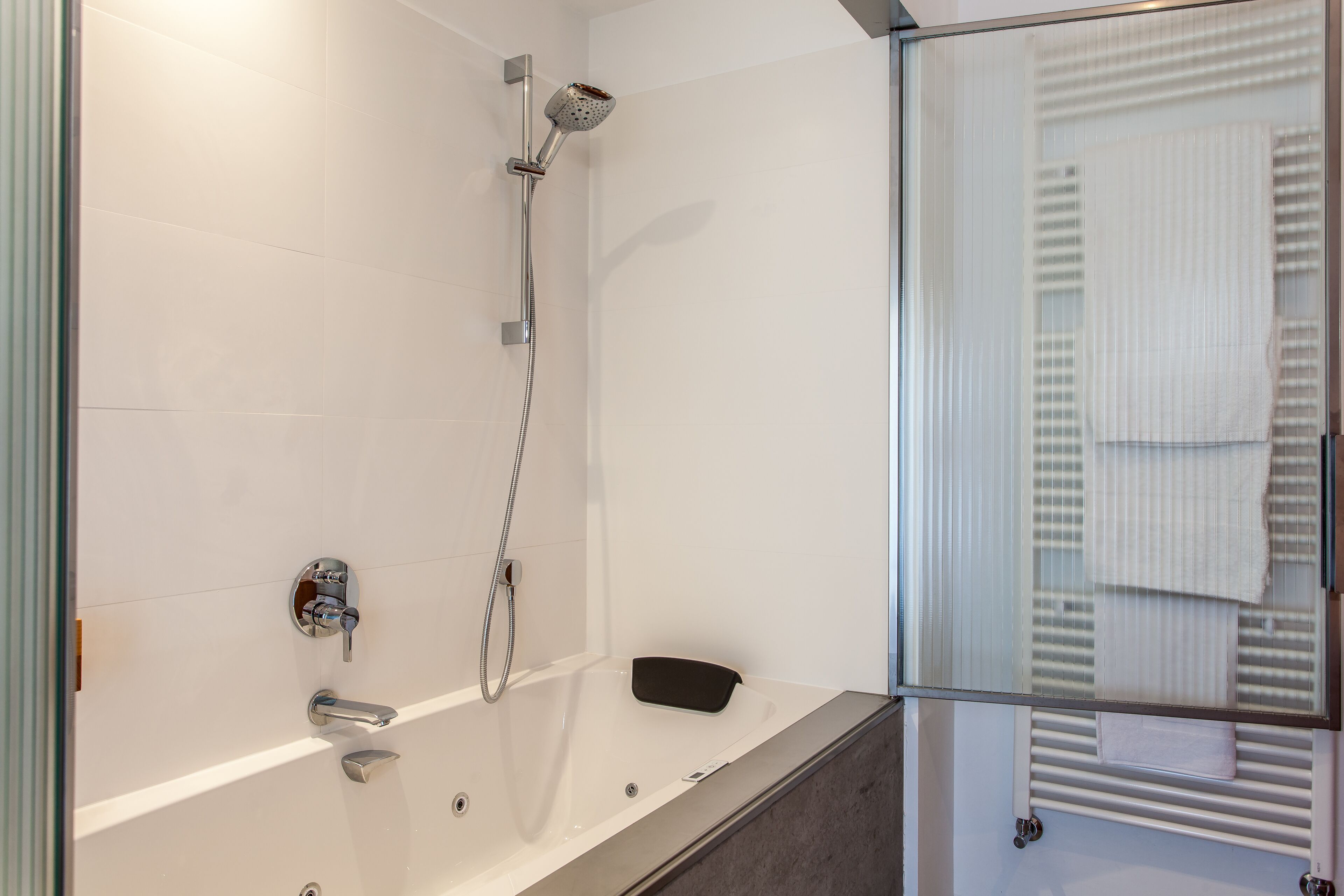 double room, non smoking, hot tub | bathroom | shower, rainfall showerhead, free toiletries, hair dryer