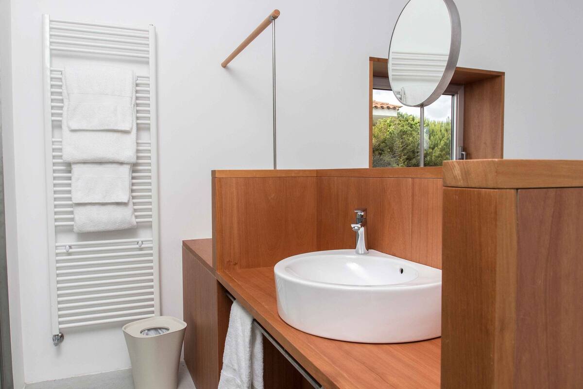 deluxe double room, non smoking, sea view | bathroom | shower, rainfall showerhead, free toiletries, hair dryer