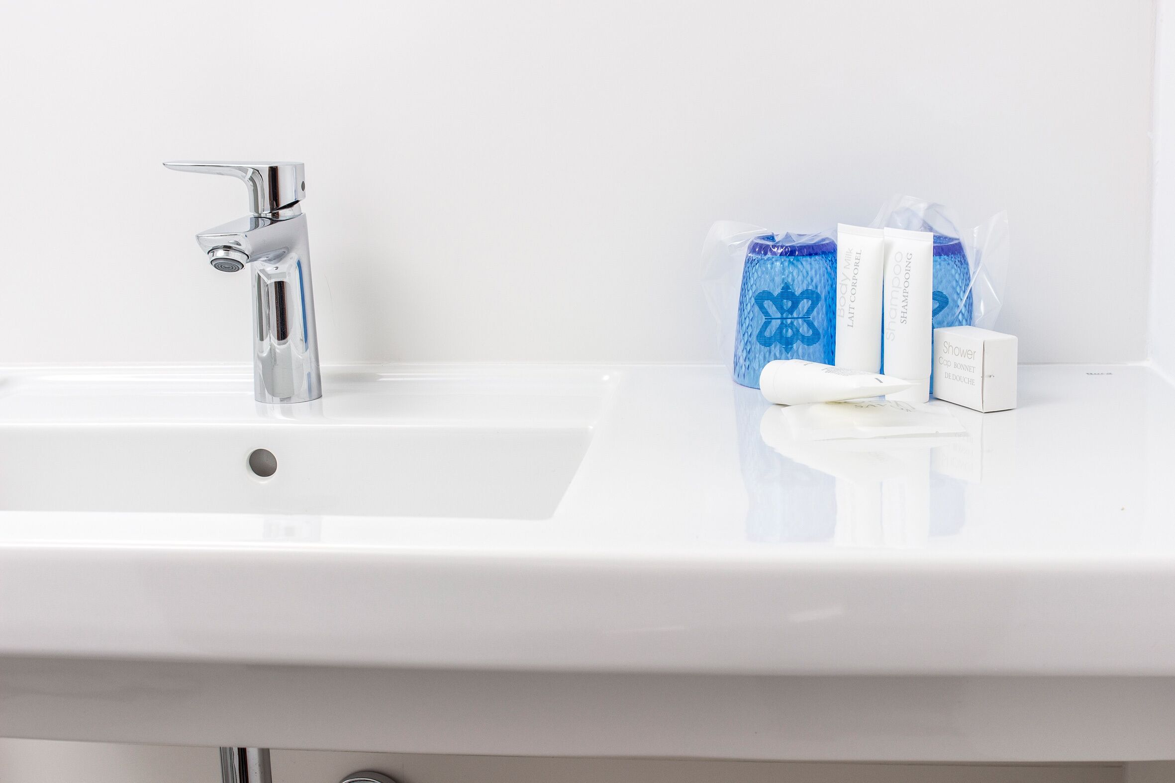 shower, rainfall showerhead, free toiletries, hair dryer