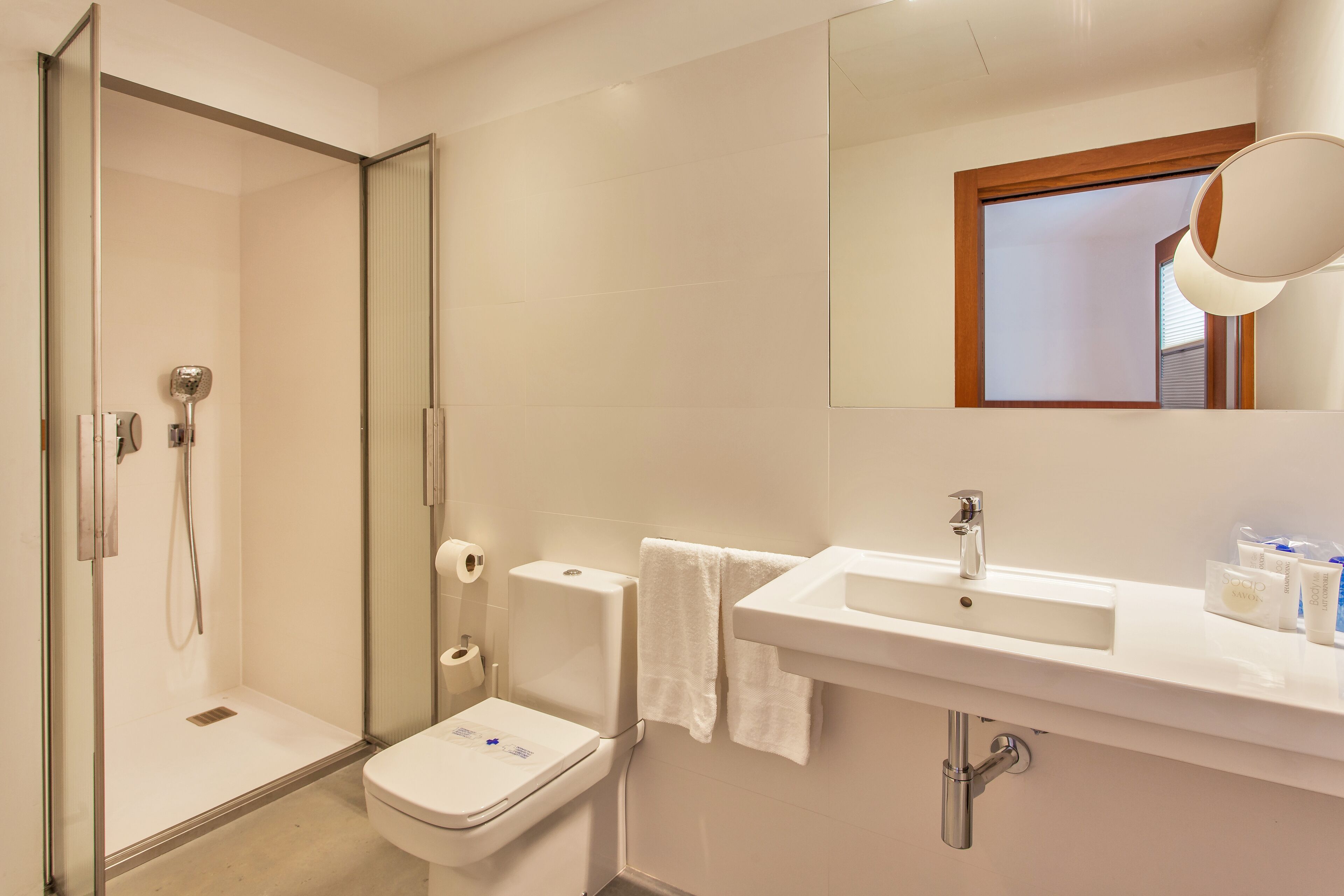 shower, rainfall showerhead, free toiletries, hair dryer