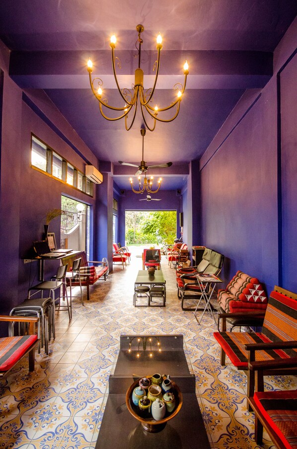 Coin salon dans le hall