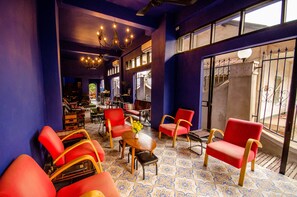 Coin salon dans le hall