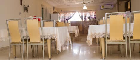 Menyajikan hidangan lokal dan internasional