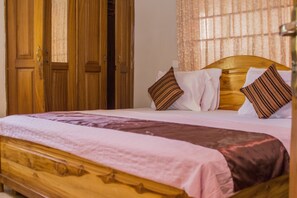 Executive Room, 1 Queen Bed | Desk, free WiFi - Lovista Hotel (Accra)