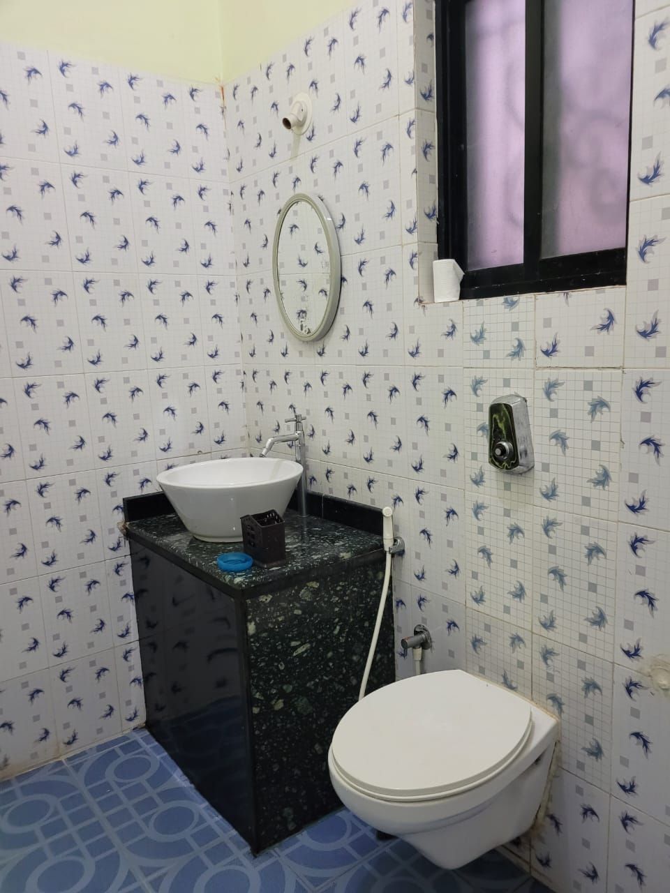 Ein Badezimmer mit Toilette, Waschbecken und Spiegel.