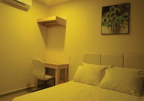 Phòng Deluxe (Queen) | Bàn, bàn ủi/dụng cụ ủi quần áo, truy cập Internet không dây miễn phí 