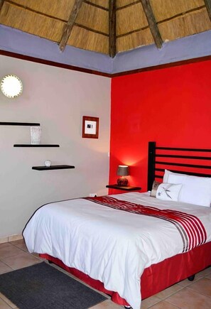 Een minibar, een bureau, geluiddichte muren, een strijkplank/strijkijzer