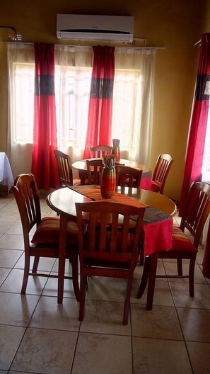 Breakfast, lunch and dinner served - Thulamela Guest House (Mahalapye)