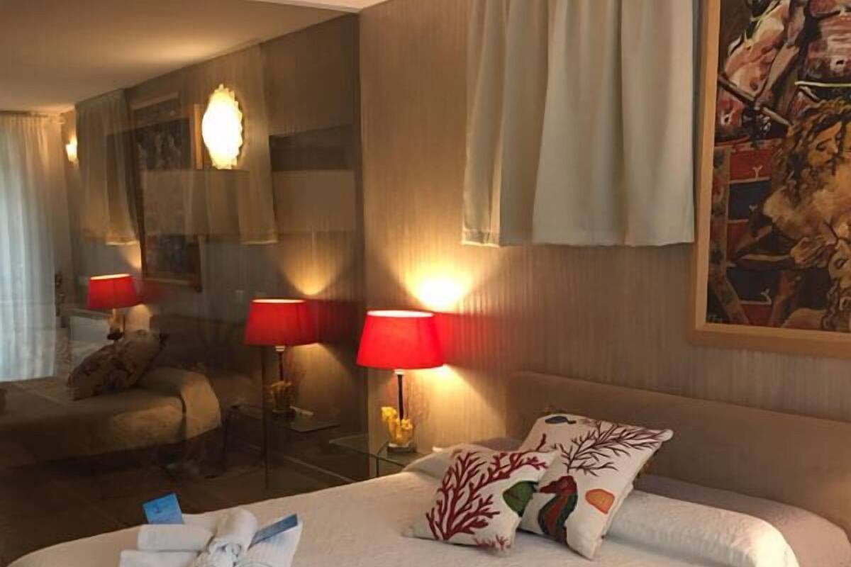 Ropa de cama de alta calidad, cubrecamas y muebles diferentes
