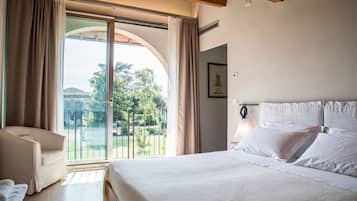 Habitación cuádruple Deluxe, vista al jardín | Ropa de cama de alta calidad, minibar, escritorio y insonorización
