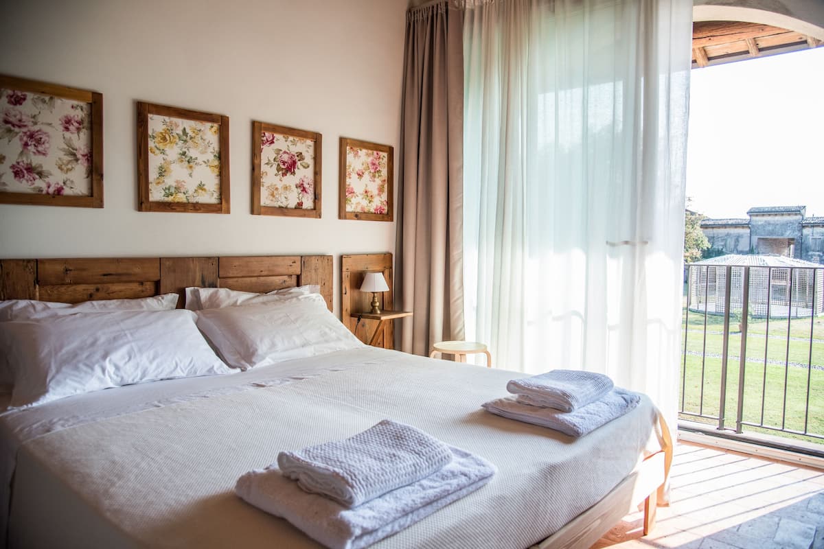 Dúplex, cocina básica, vistas al jardín | Ropa de cama de alta calidad, minibar, escritorio