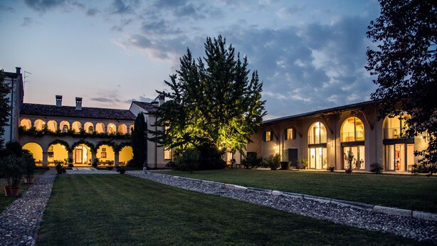 A large building with arched windows and a well-maintained lawn. - Agriturismo Corte Ruffoni (Zevio)