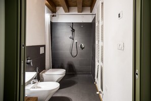 Shower, free toiletries, hair dryer, bidet - Agriturismo Corte Ruffoni (Zevio)