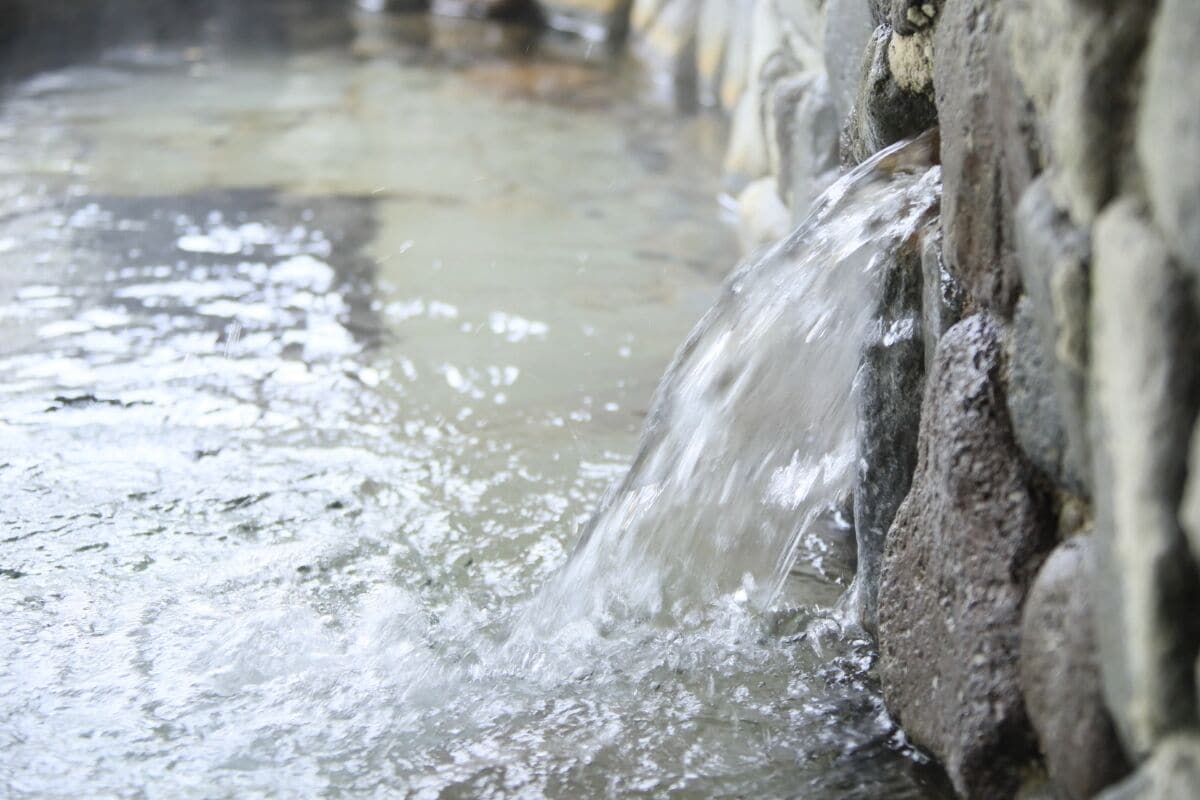Un cours d’eau qui s’écoule sur une surface rocheuse.