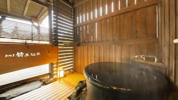 Phòng Deluxe, không hút thuốc, bồn tắm nước nóng (Special with Private Open-air Bath) | Phòng tắm | Đồ dùng nhà tắm miễn phí, máy sấy tóc, dép đi trong nhà