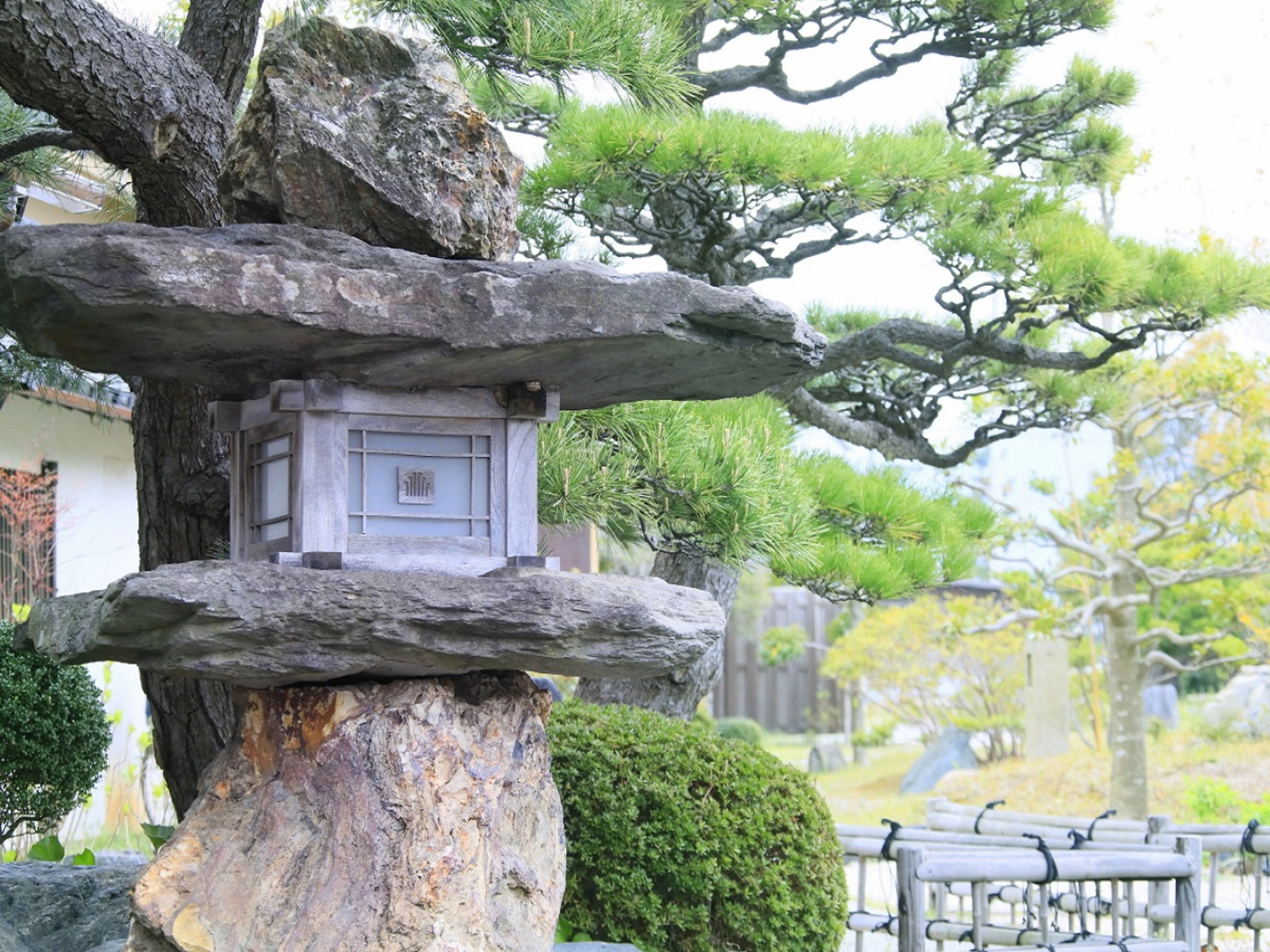 Ein traditioneller japanischer Steingarten mit einem kleinen Schrein.