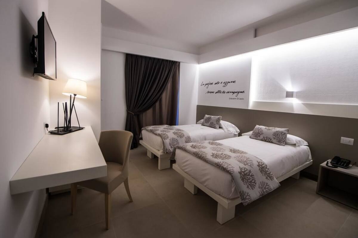 スタンダード ダブルまたはツインルーム バルコニー | ミニバー、セーフティボックス (室内)、デスク、ベビーベッド