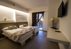 Quarto casal ou duplo standard, sacada | Frigobar, cofres nos quartos, escrivaninha, berços (sobretaxa)