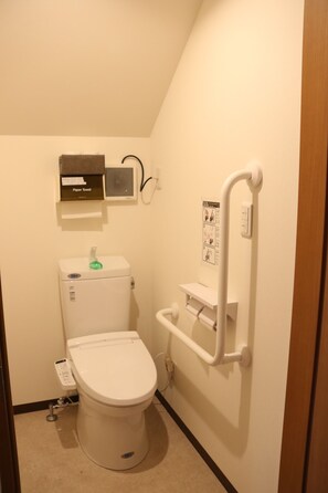 Regendusche, kostenlose Toilettenartikel, Haartrockner, Hausschuhe