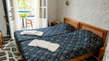 Escritorio, tabla de planchar con plancha, wifi gratis y ropa de cama