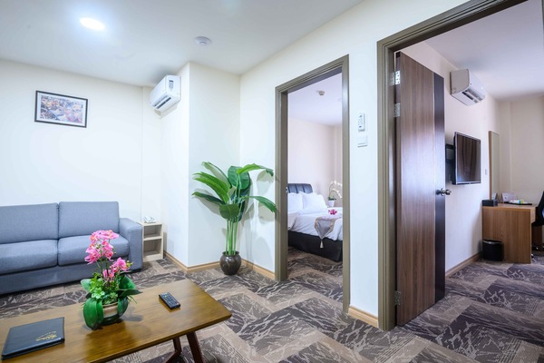 Premium bedding, down comforters, minibar, in-room safe