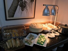 Desayuno con opciones de la cocina local incluido todos los días 