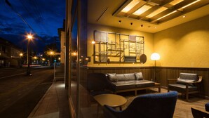Um interior moderno com sofá, cadeiras e uma mesa.