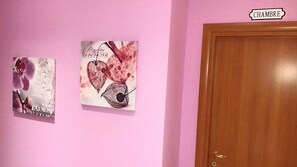 Ropa de cama de alta calidad, escritorio y sistema de insonorización 