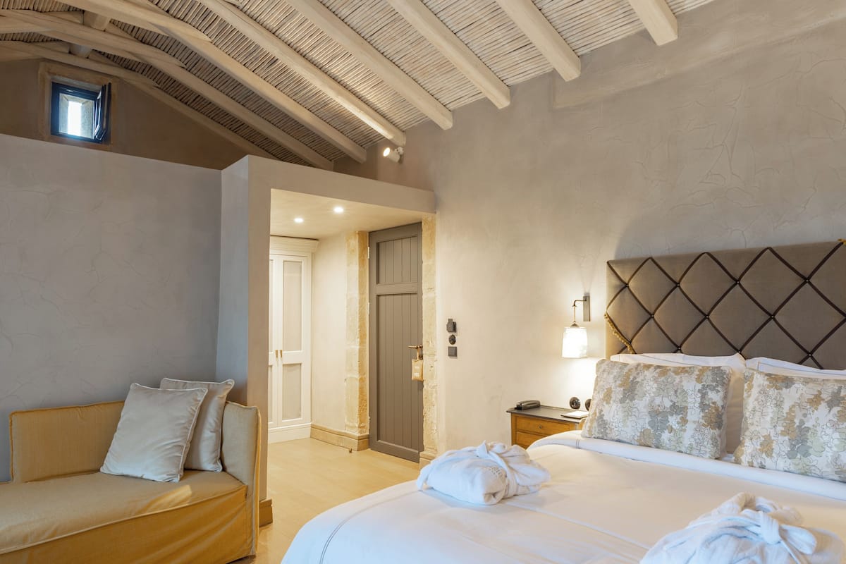 高档床上用品、加厚床垫、迷你吧、客房内保险箱