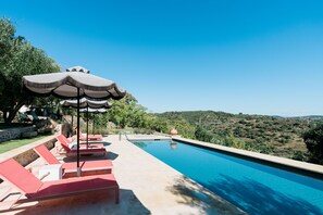 Seasonal outdoor pool, open 9:00 AM to 7:00 PM, pool umbrellas - Alistos Hotel (East Mani)