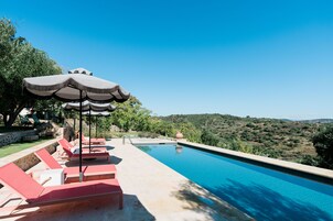 Una piscina al aire libre de temporada (de 09:00 a 19:00), sombrillas