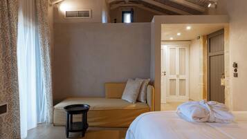 Junior Studio Suite | Premium bedding, pillowtop beds, minibar, in-room safe