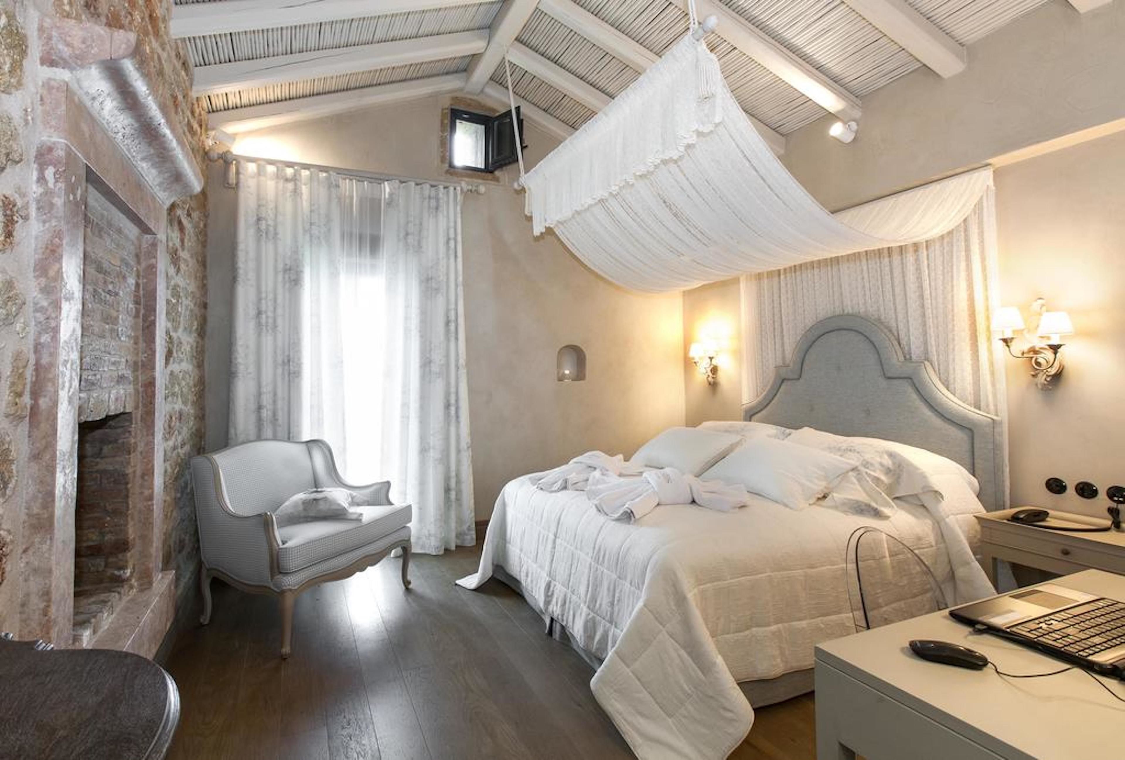 honeymoon suite | premium bedding, pillow-top beds, minibar, in-room safe