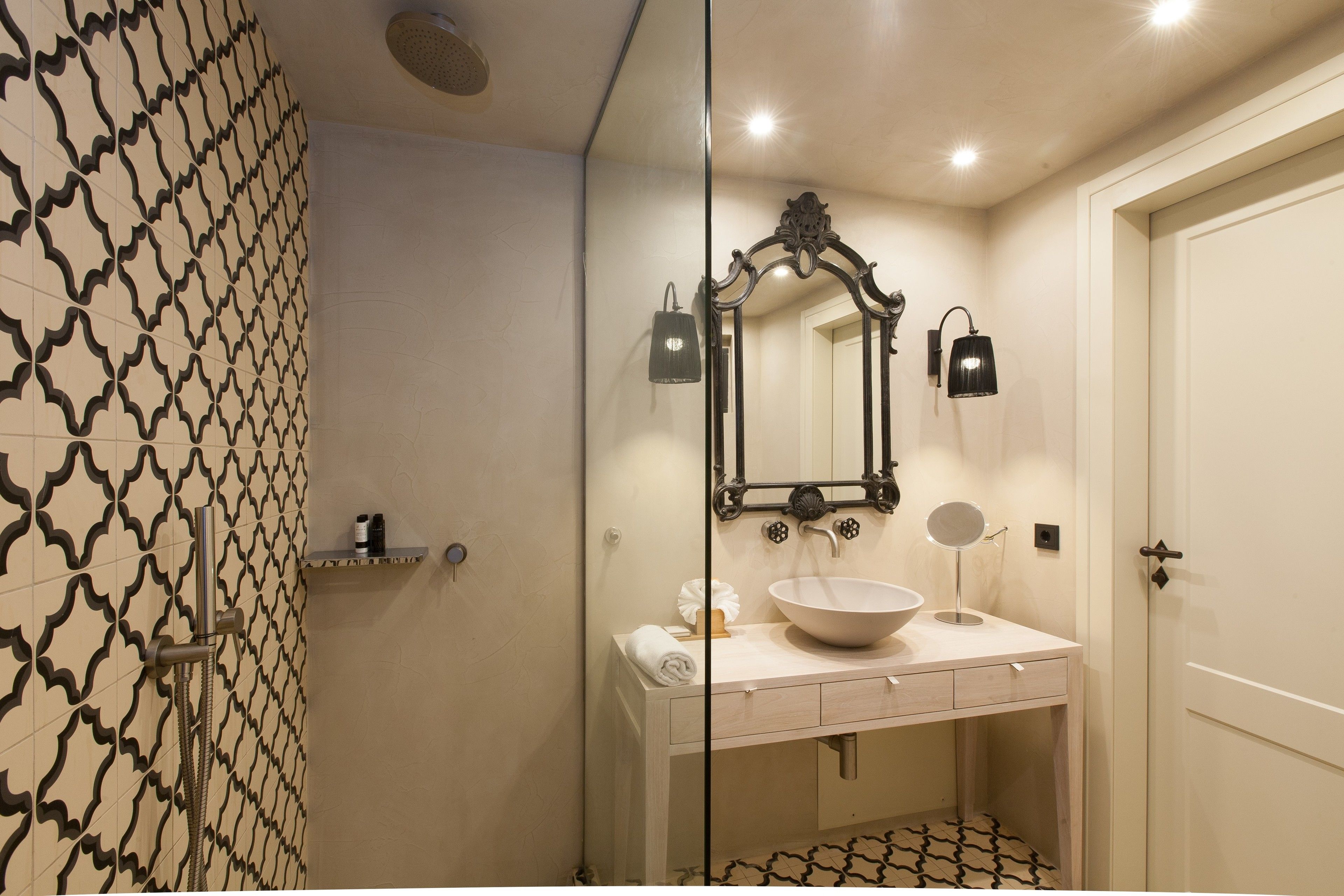 superior double room | bathroom | combined shower/bathtub, rainfall showerhead, free toiletries