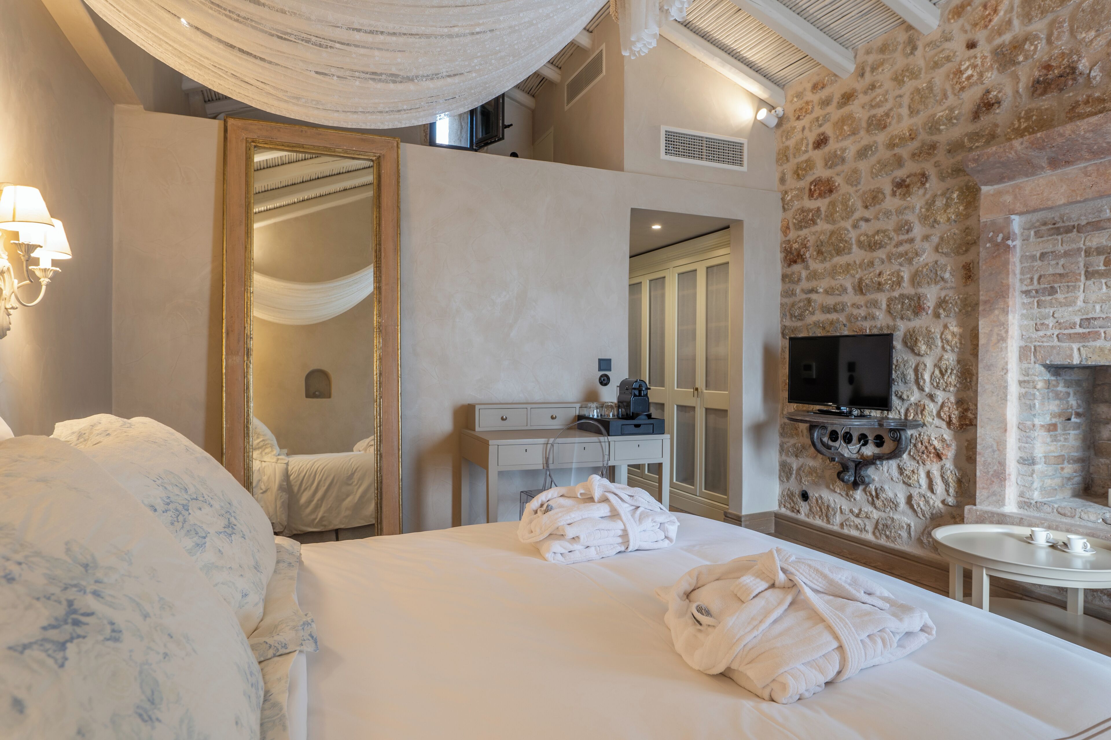 高级房 | 高档床上用品、加厚床垫、迷你吧、客房内保险箱