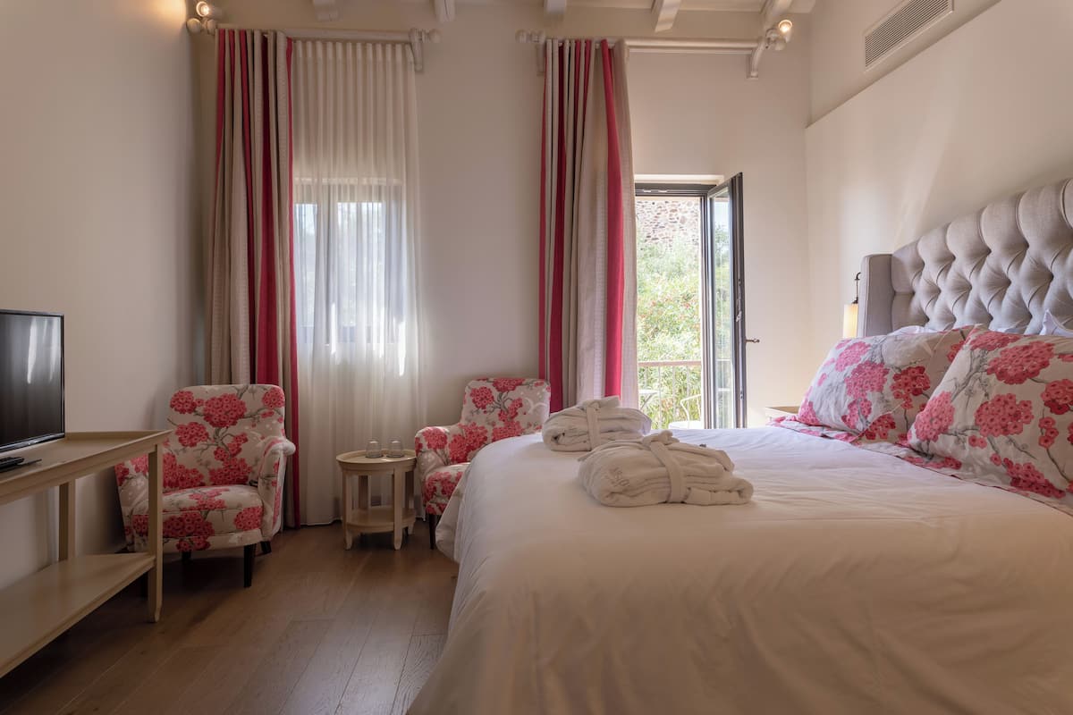 经典客房 | 高档床上用品、加厚床垫、迷你吧、客房内保险箱