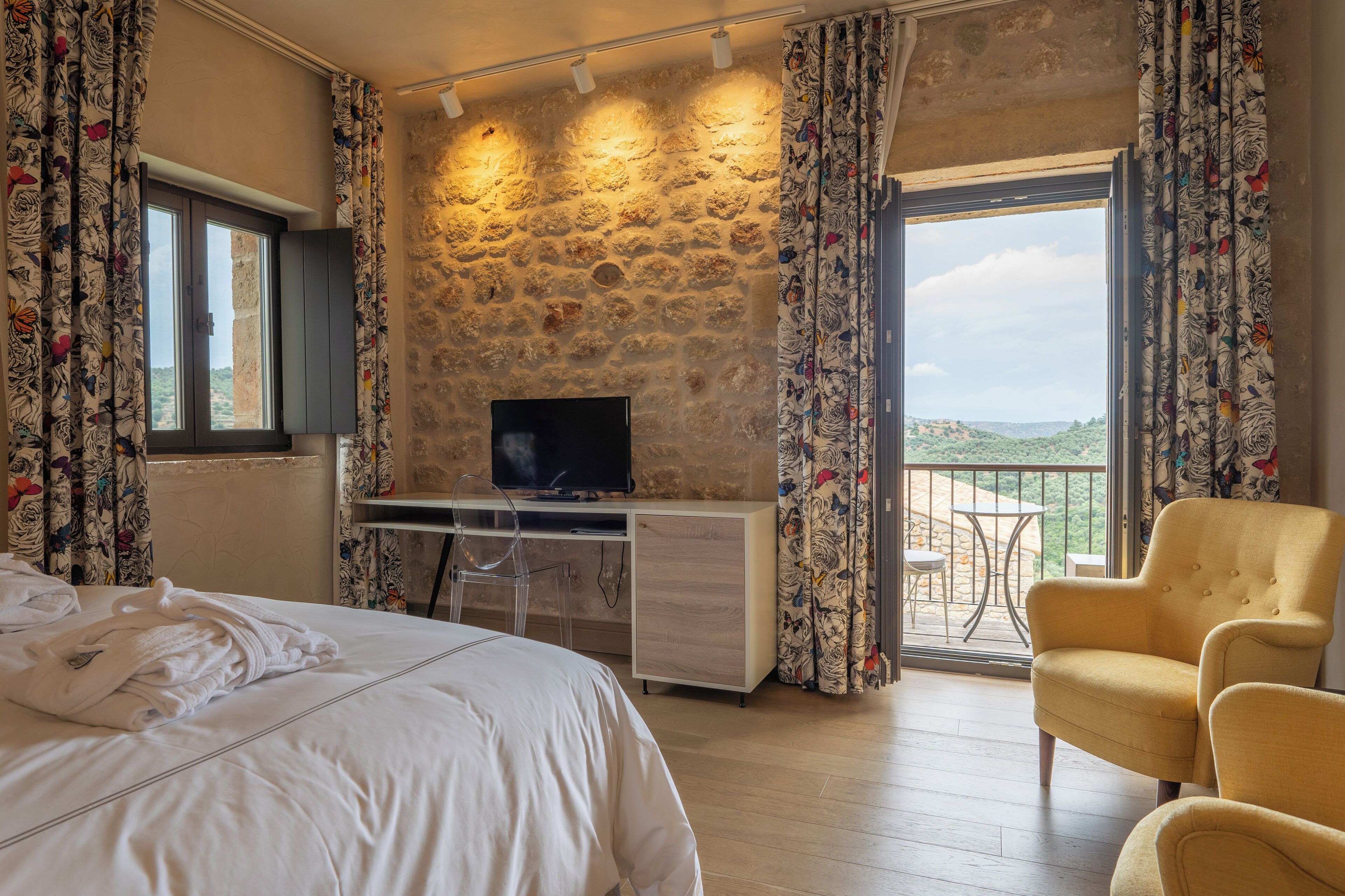 华丽双人房 | 高档床上用品、加厚床垫、迷你吧、客房内保险箱