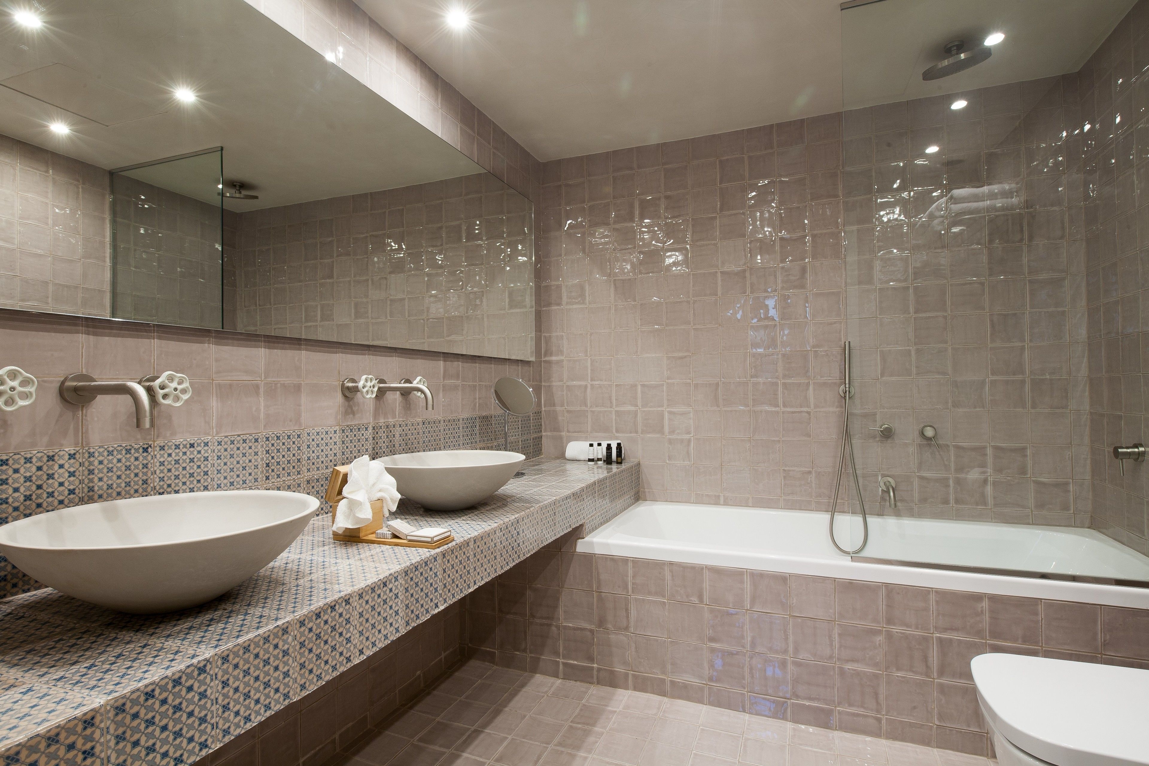 junior suite | bathroom | combined shower/bathtub, rainfall showerhead, free toiletries