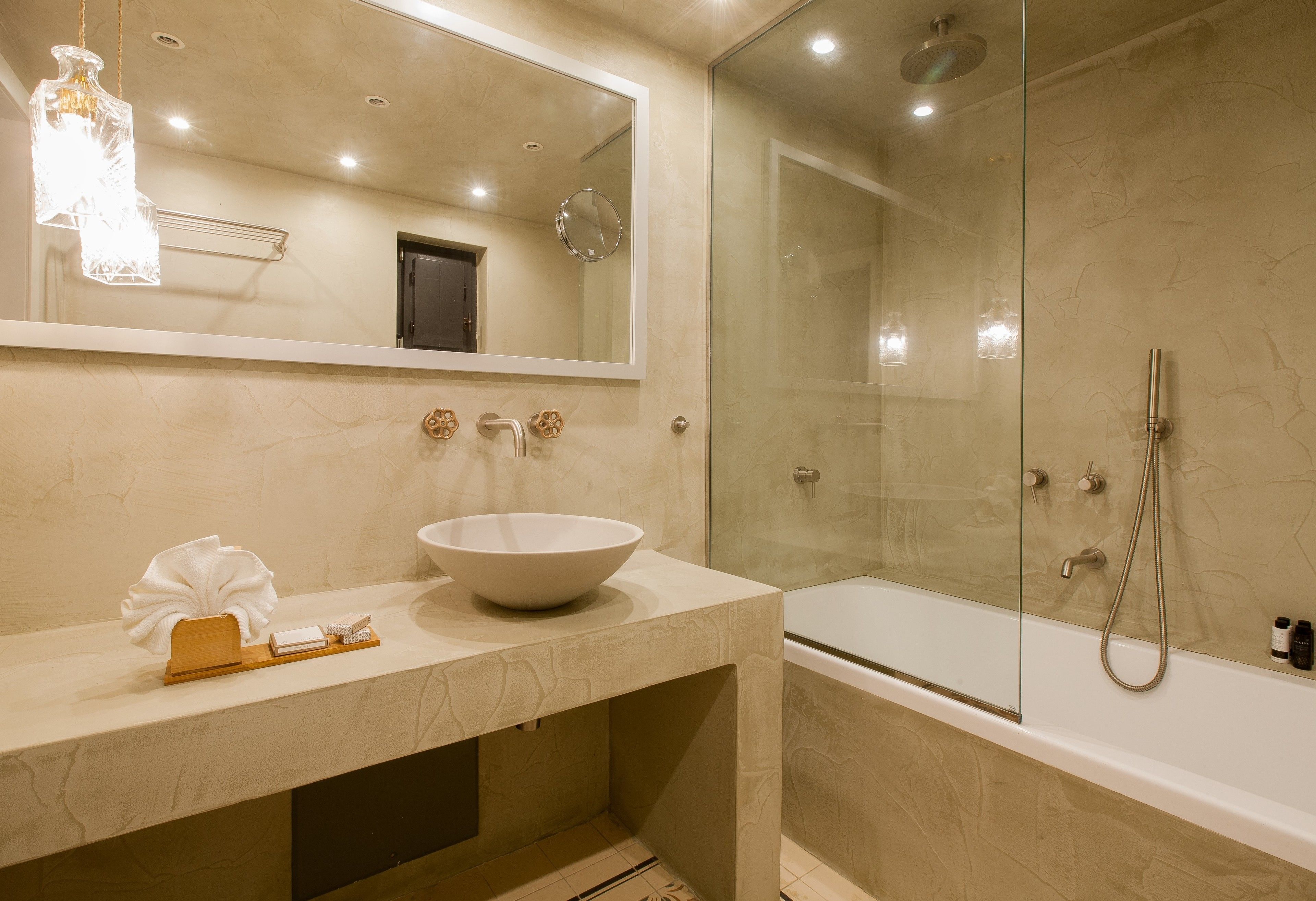 executive double room | bathroom | combined shower/bathtub, rainfall showerhead, free toiletries