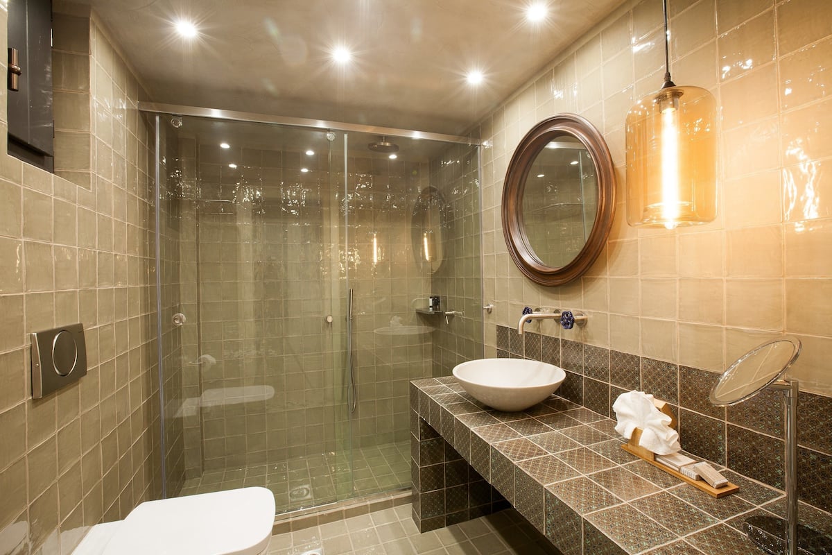 deluxe double room, 1 king bed, non smoking, balcony | bathroom | combined shower/bathtub, rainfall showerhead, free toiletries