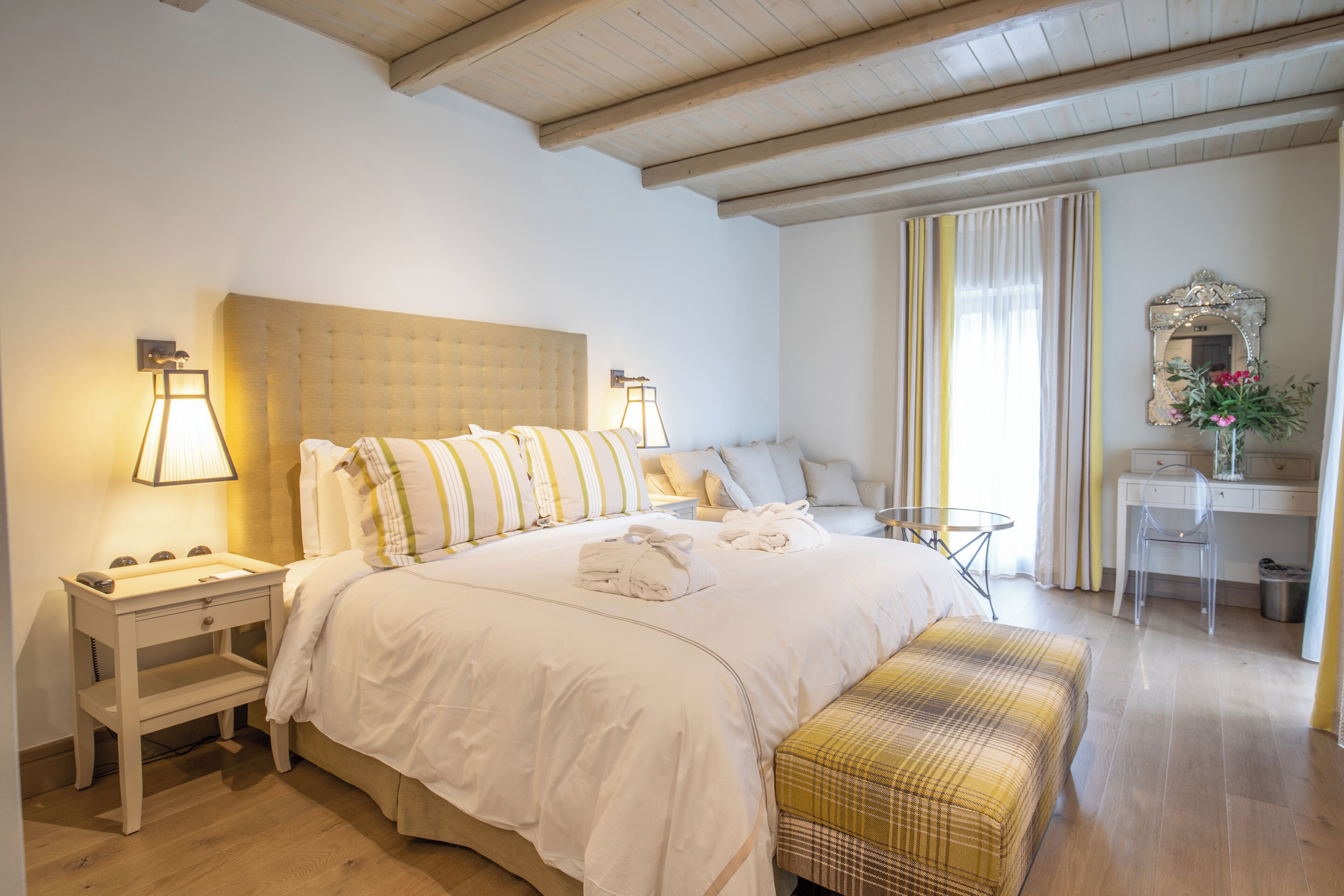 高级开间套房 | 高档床上用品、加厚床垫、迷你吧、客房内保险箱