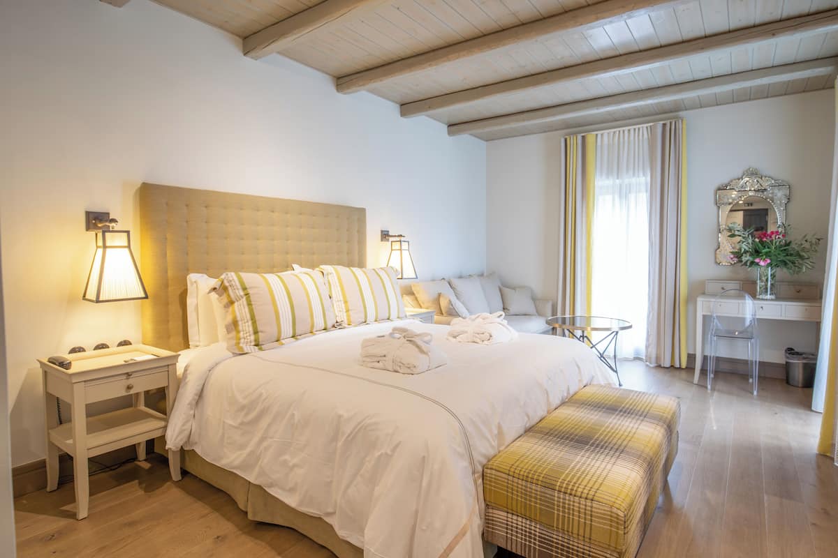 高级开间套房 | 高档床上用品、加厚床垫、迷你吧、客房内保险箱