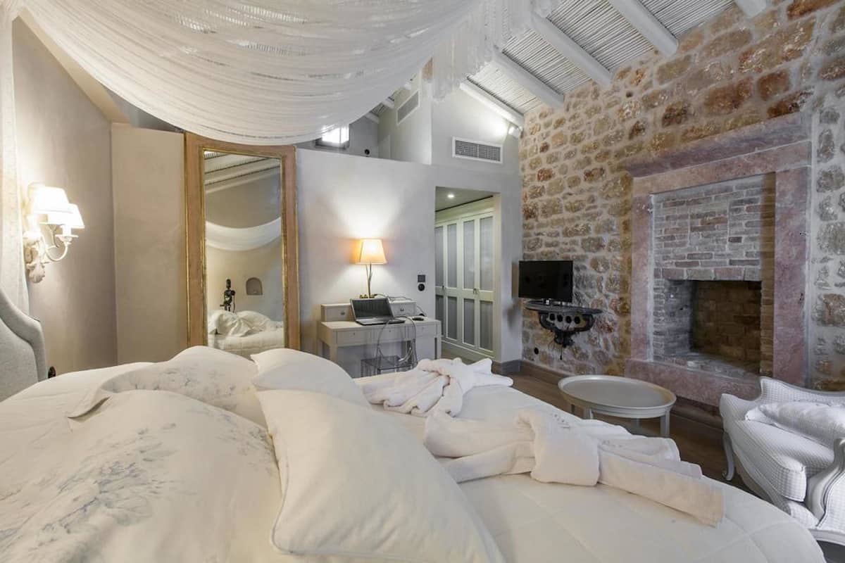 honeymoon suite | premium bedding, pillow-top beds, minibar, in-room safe