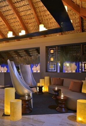 6 bar/lounge, 2 bar tepi kolam renang, bar kolam renang, dan bar pantai