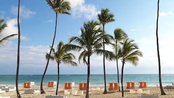 En privat strand, hvidt sand, gratis strandhytter, liggestole
