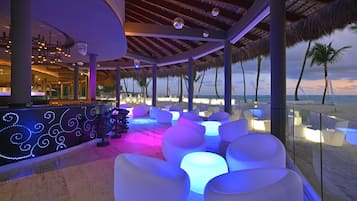 6 barer/lounger, 2 barer ved poolen, poolbar, strandbar
