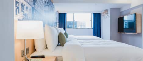 Deluxe Quadruple Room, City View | Gebar bulu kapas, bar mini percuma, peti besi dalam bilik, meja