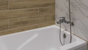 Deep soaking bathtub