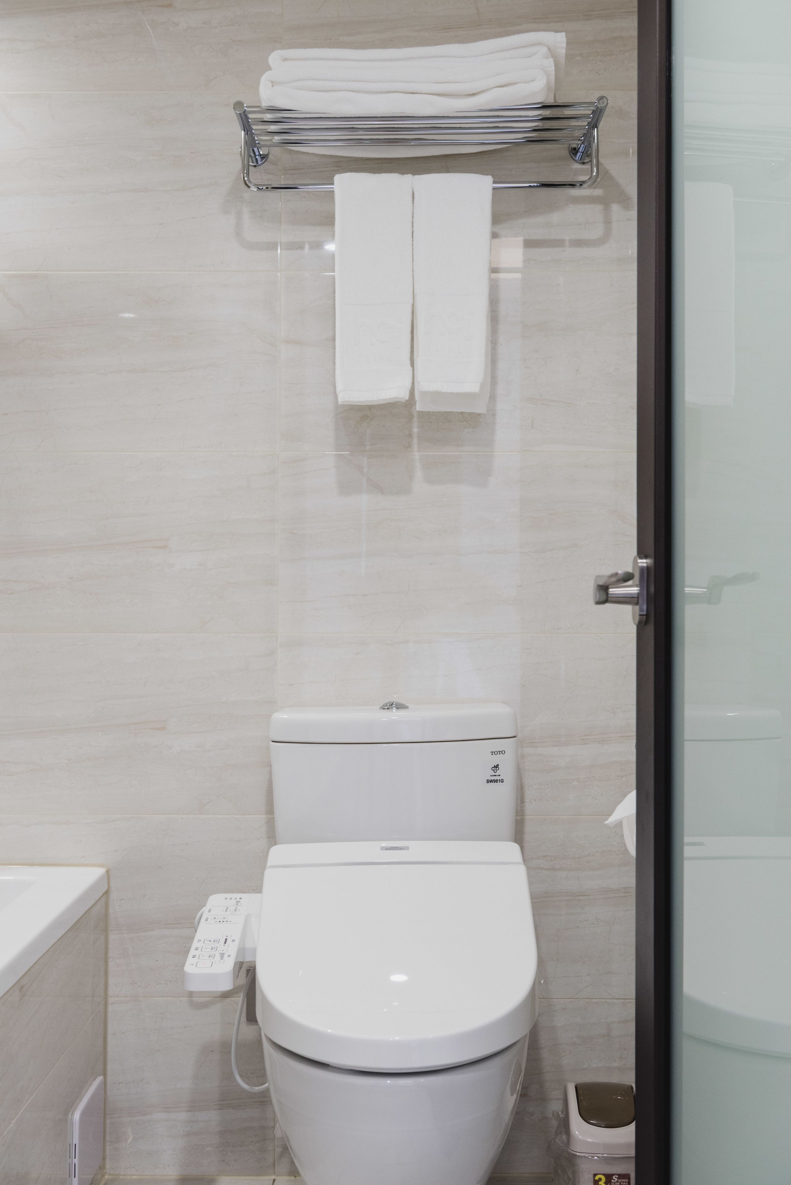 business double or twin room, city view | bathroom | rainfall showerhead, free toiletries, hair dryer, slippers