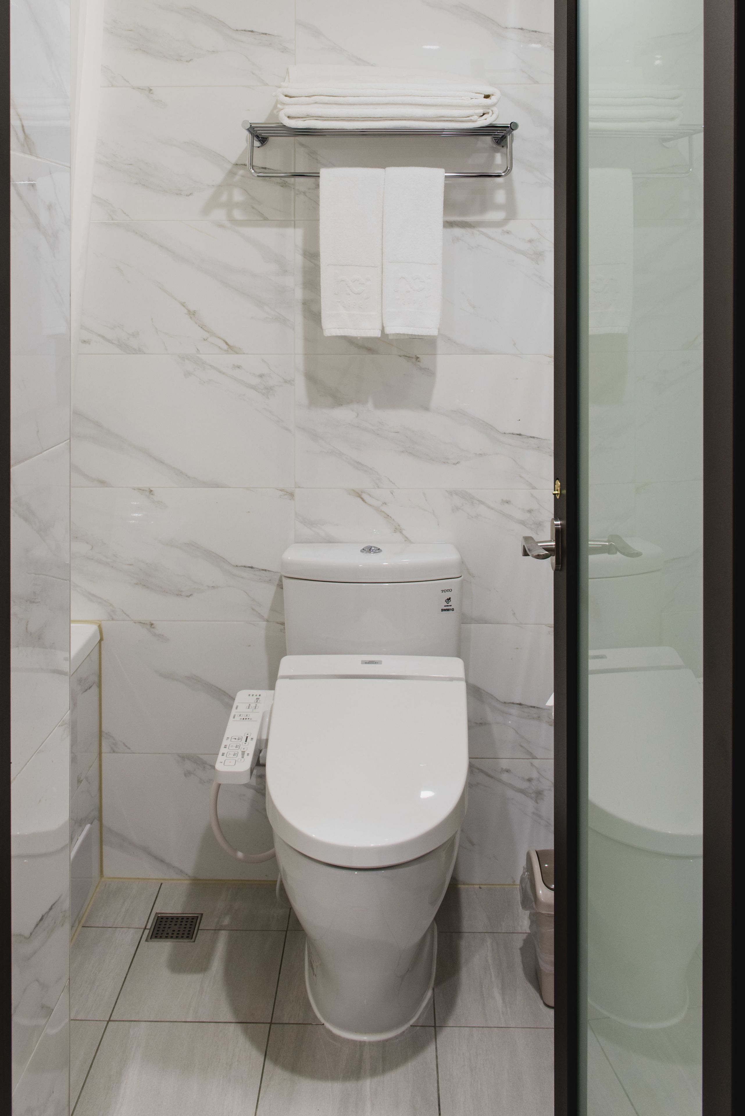 rainfall showerhead, free toiletries, hair dryer, slippers